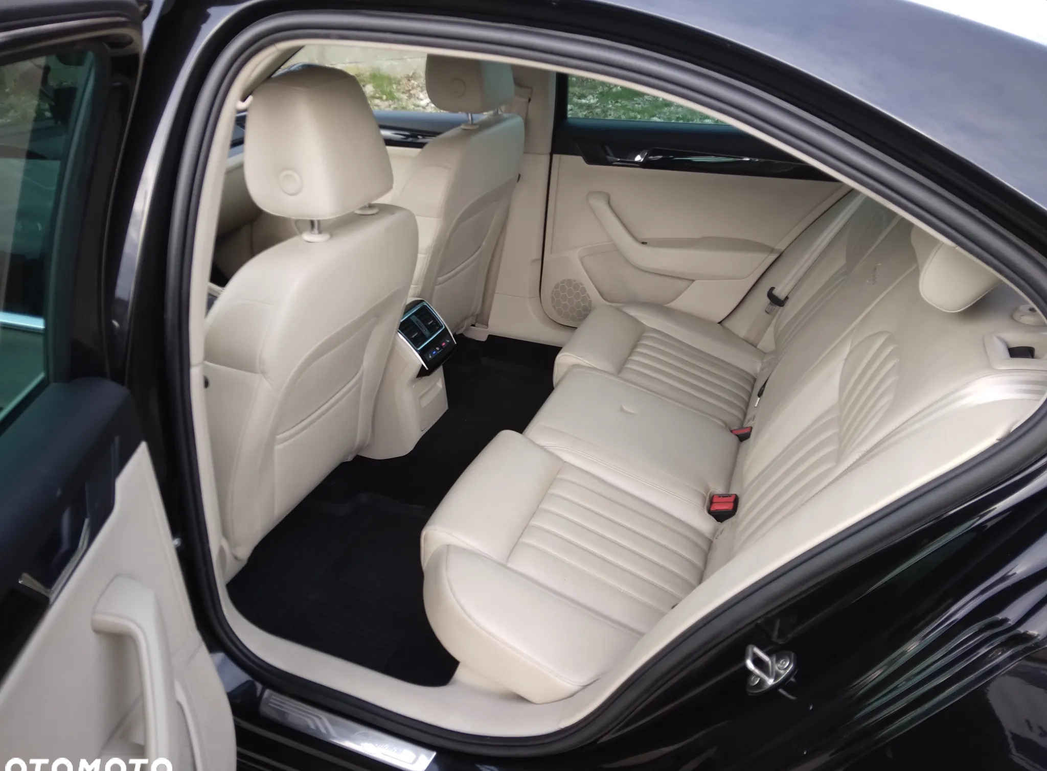 Skoda Superb cena 66900 przebieg: 330000, rok produkcji 2017 z Brzeziny małe 379